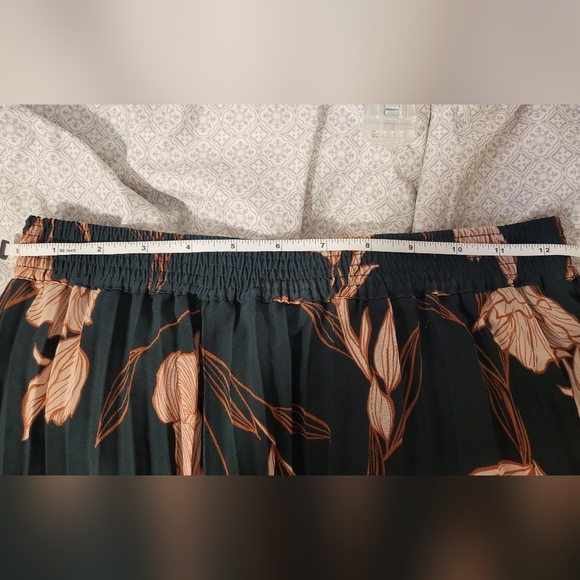 Green and pink floral skirt - Picture 7 of 8